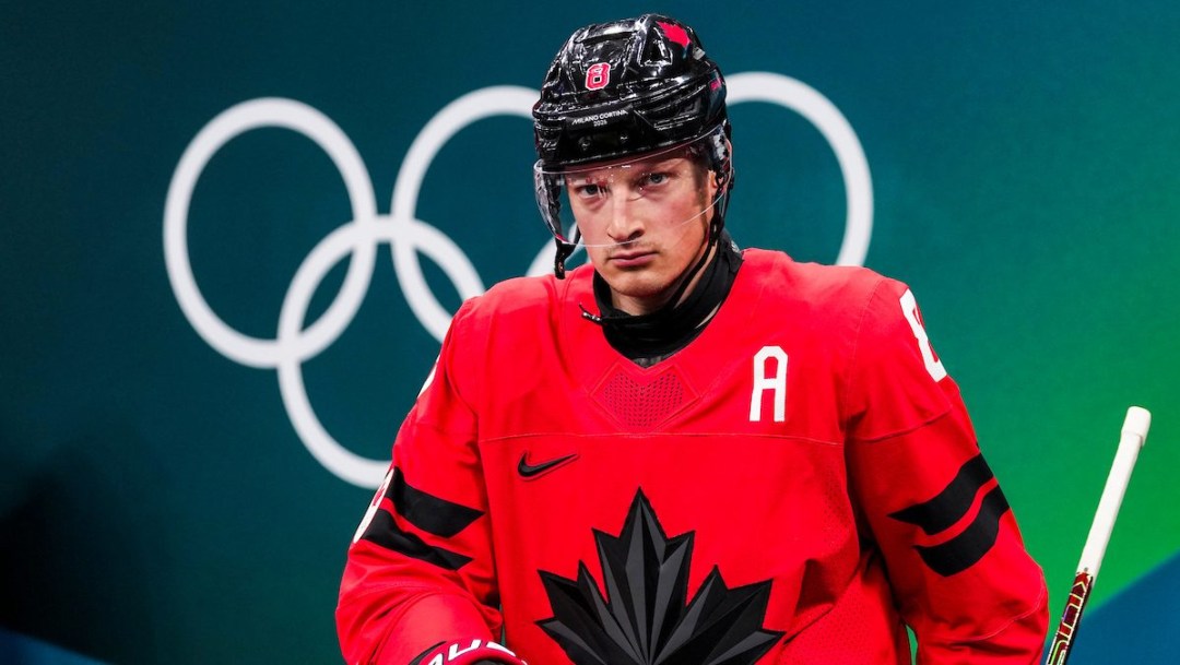 Cale Makar en action en hockey sur glace.