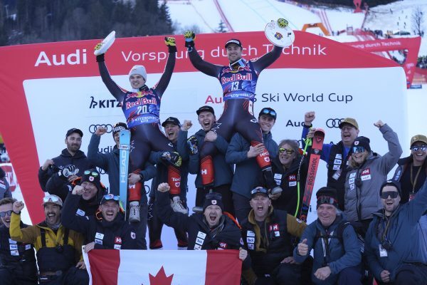 Jack Crawford et Cameron Alexander célèbrent après leurs podiums à Kitzbühel.