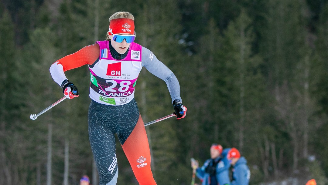 Amelia Wells fait du ski de fond.