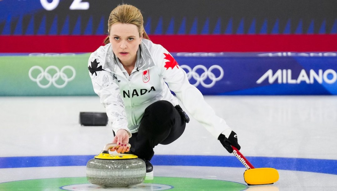 Tracy Fleury lance une pierre.