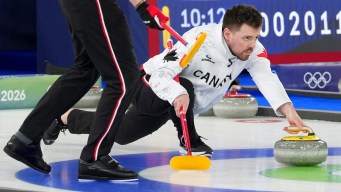 TYler Tardi lance une pierre.