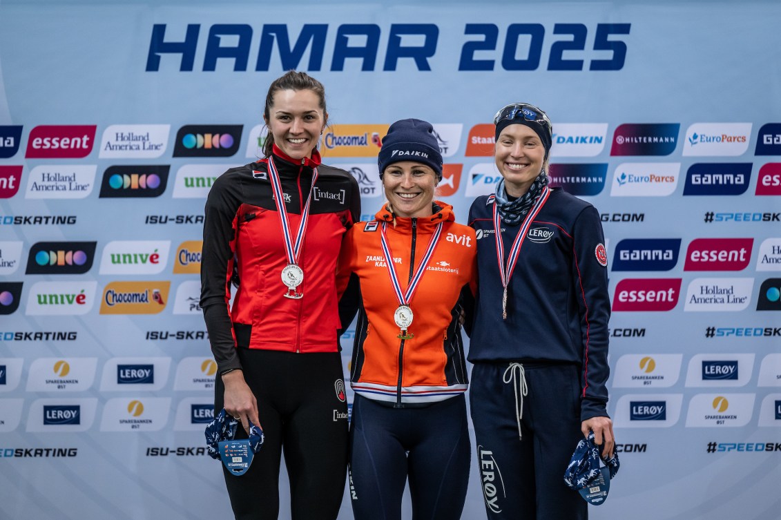 sabelle Weidemann (Canada), Marijke Groenewoud (Pays-Bas) et Ragne Wiklund (Norvège) posent pour une photo après la remise des médailles du 3 000 m féminin