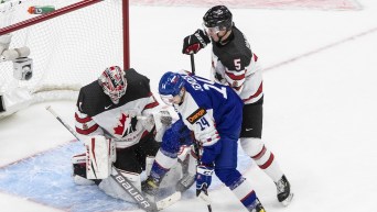 Thomas Harley en lutte devant le filet.