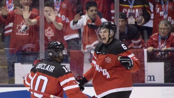 Shea Theodore célèbre un but.