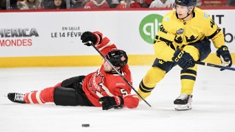Devon Toews couché sur la glace.