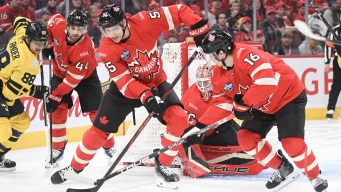 Colton Parayko dégage la rondelle devant son filet.