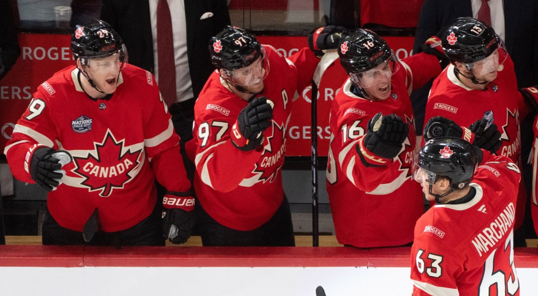 Brad Marchand célèbre un but an banc de son équipe.