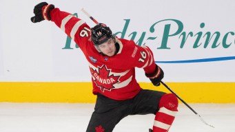 Mitch Marner célèbre un but.