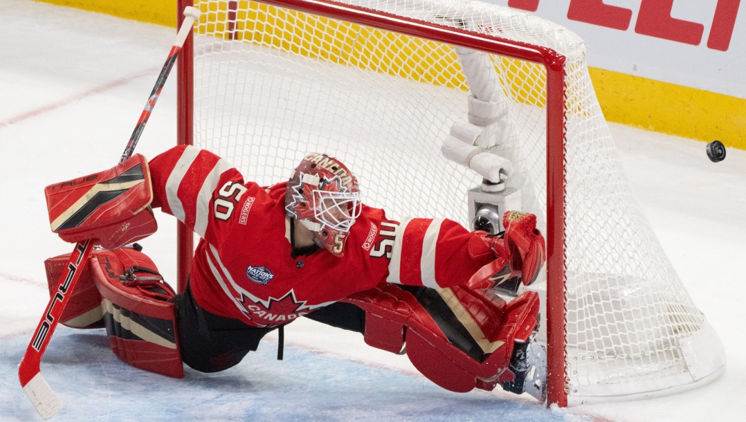 Jordan Binnington s'étire pour effectuer un arrêt.