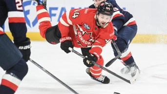 Josh Morrissey fait une passe en tombant sur la glace.