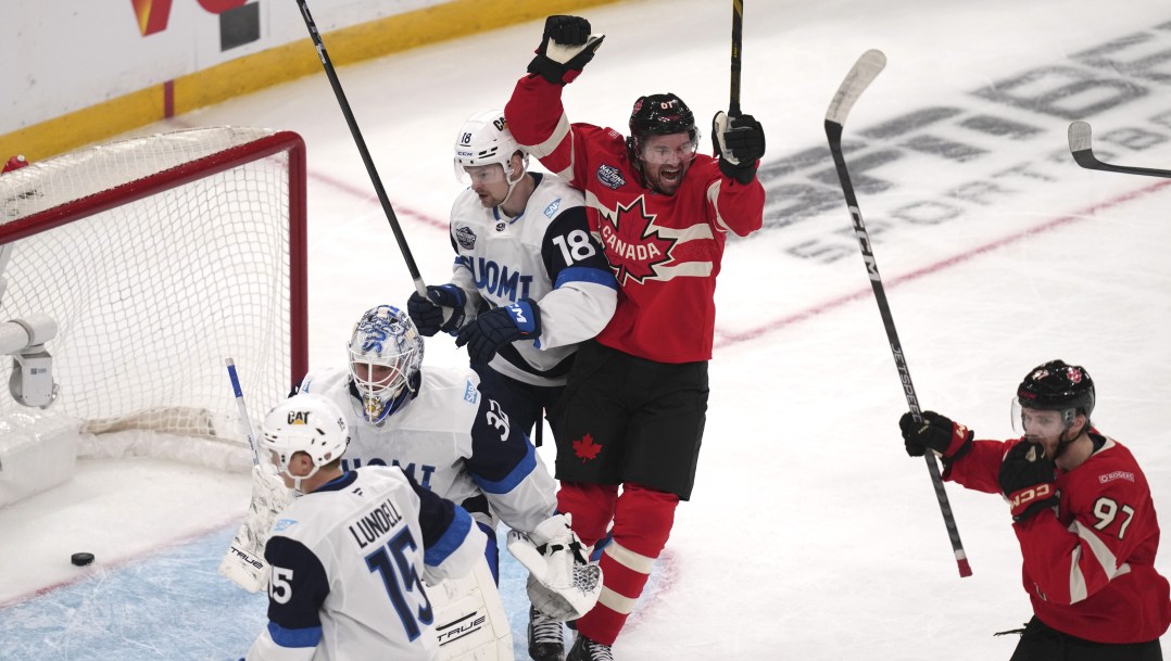Mark Stone célèbre un but devant le gardien.