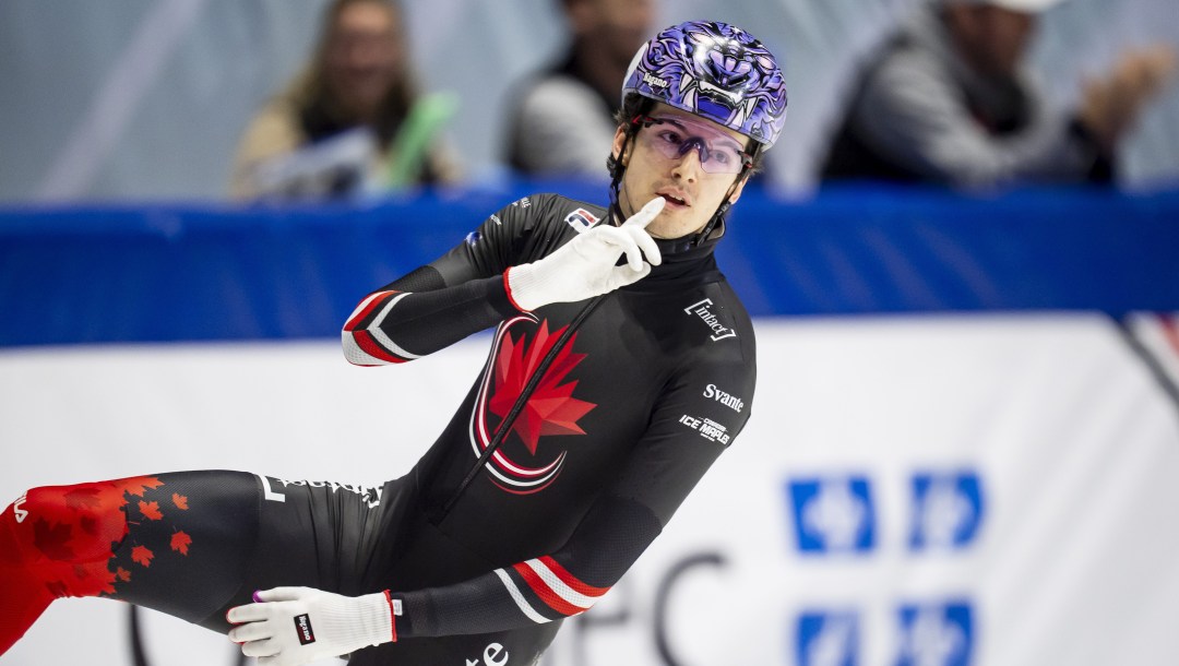 Félix Roussel fait un signe de chut.