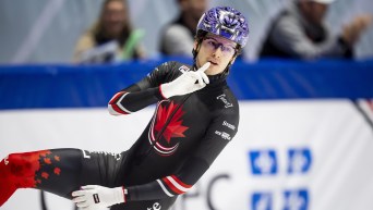 Félix Roussel fait un signe de chut.