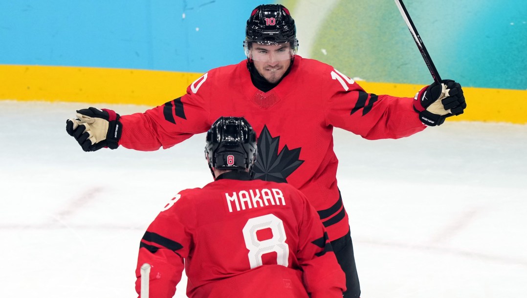 Nick Suzuki en action en hockey sur glace.