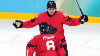 Nick Suzuki en action en hockey sur glace.