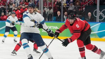 Travais Sanheim en action en hockey sur glace.