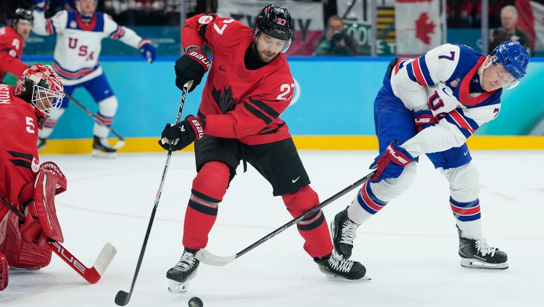 Shea Theodore en action en hockey sur glace.
