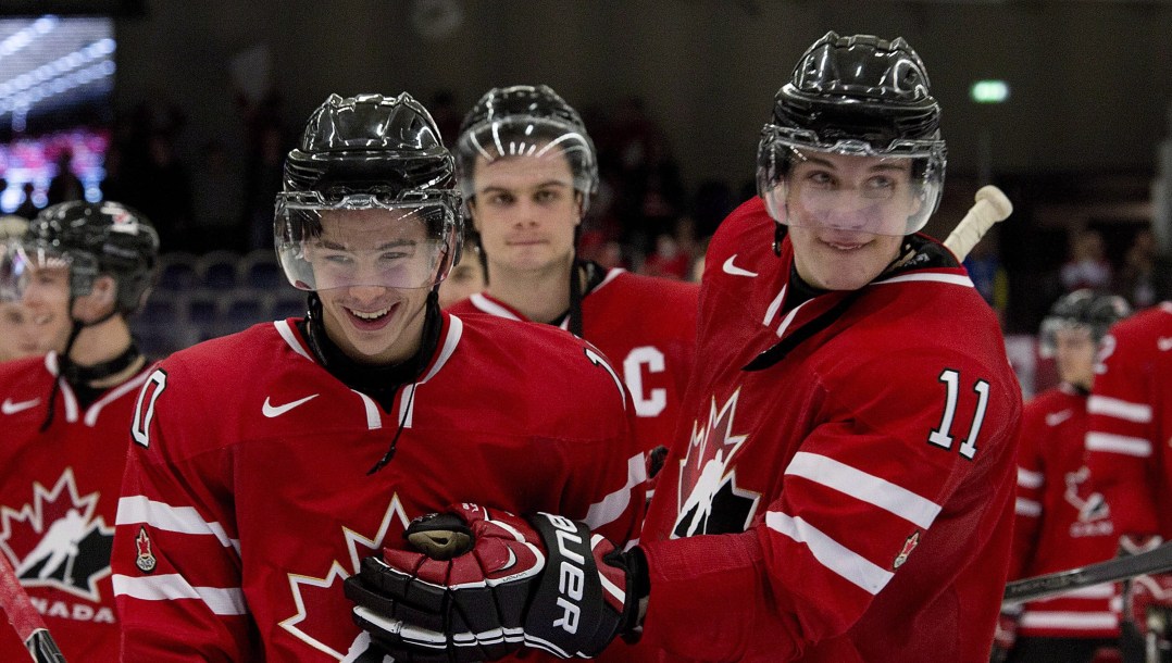 Bo Horvat célèbre avec un coéquipier.