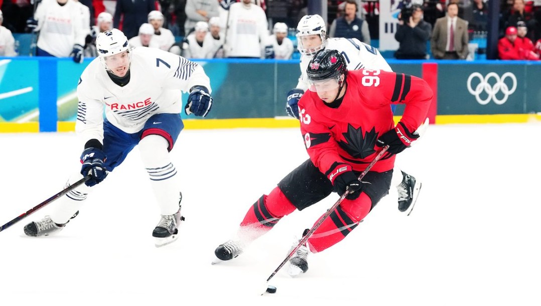 Mitch Marner en action en hockey sur glace.
