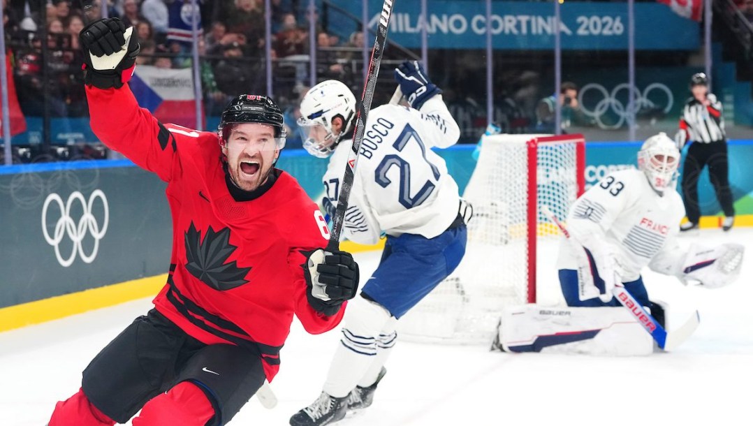 Mark Stone en action en hockey sur glace.