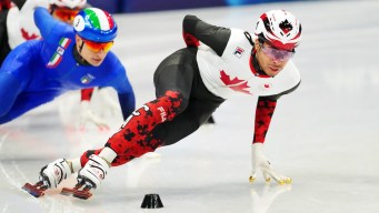 William Dandjinou en action en patinage de vitesse sur courte piste.