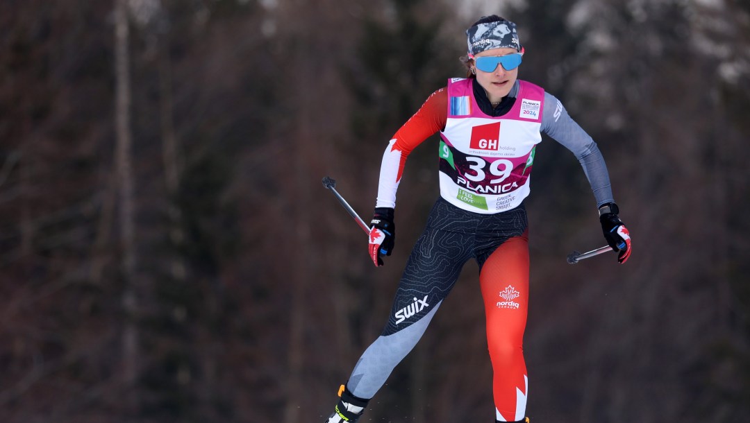 Jasmine Drolet fait du ski de fond.