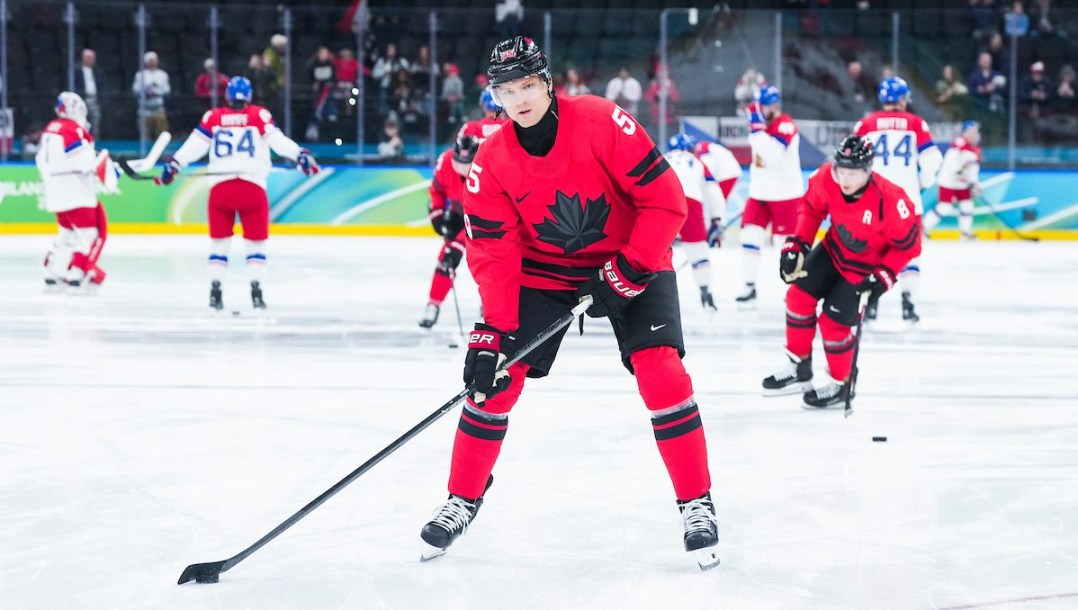 Colton Parayko en action en hockey sur glace.