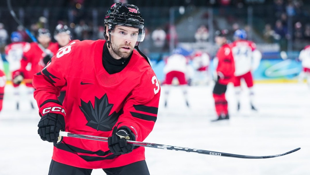 Branon Hagel en action en hockey sur glace.