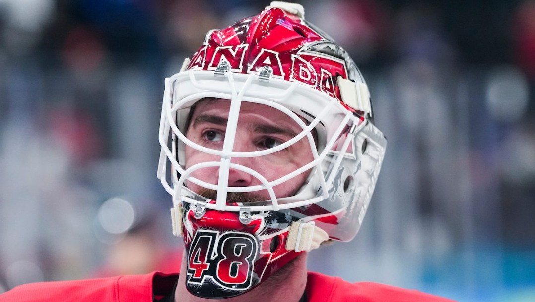 Logan Thompson en action en hockey sur glace.