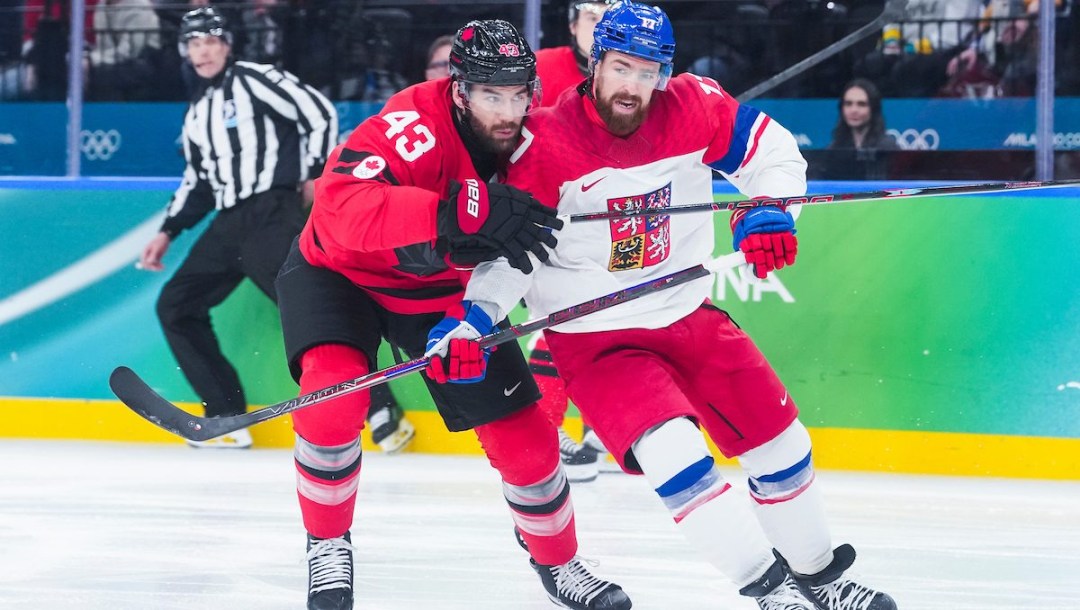 Tom Wilson en action en hockey sur glace.