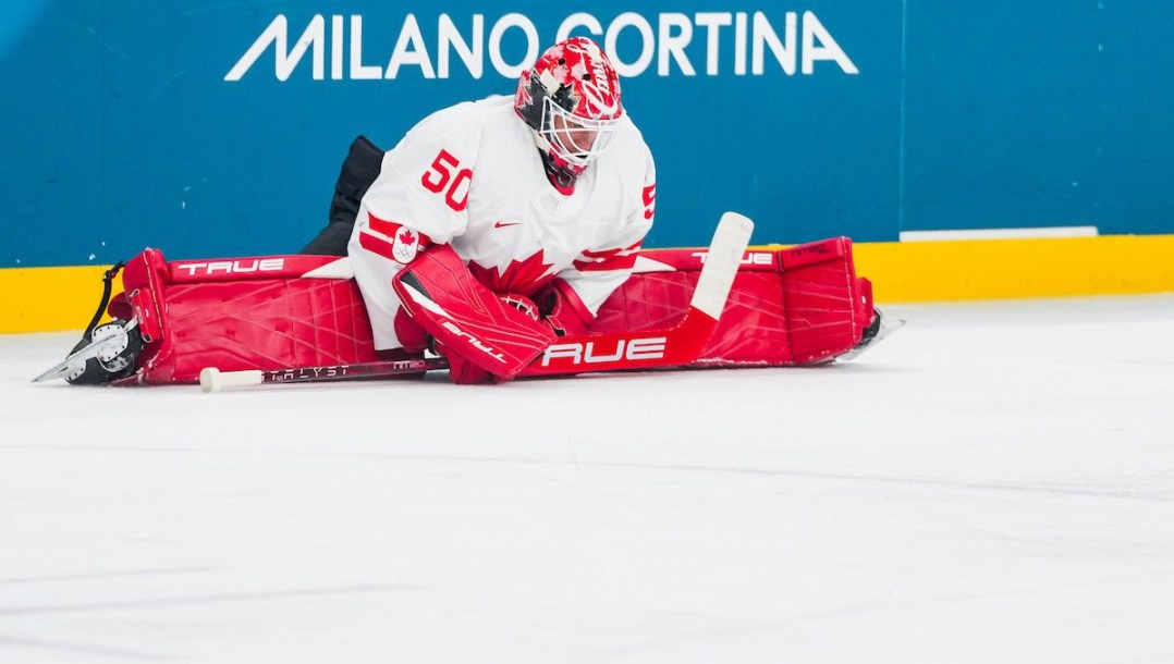 Jordan Binnington s'échauffe.