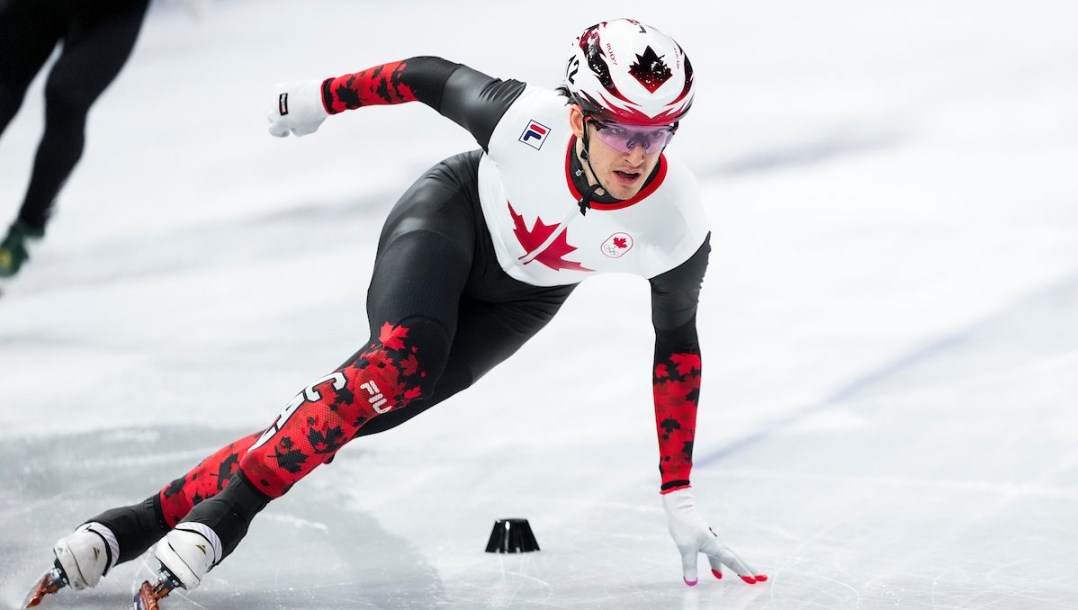 Félix Roussel en action en patinage de vitesse sur courte piste.
