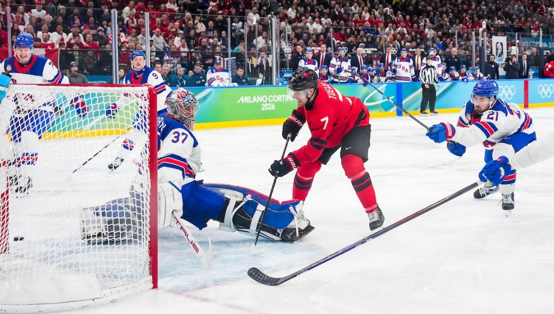 Devon Toews en action en hockey sur glace.