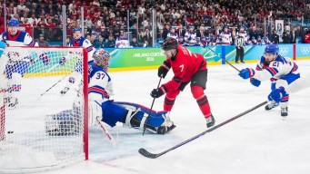 Devon Toews en action en hockey sur glace.