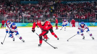 Macklin Celebrini en action en hockey sur glace.