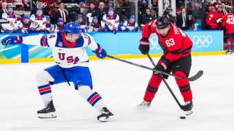 Brad Marchand en action en hockey sur glace.