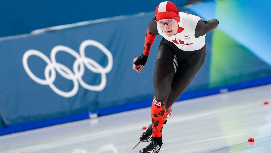 Laura Hall en action en patinage de vitesse sur longue piste.