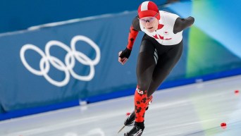 Laura Hall en action en patinage de vitesse sur longue piste.