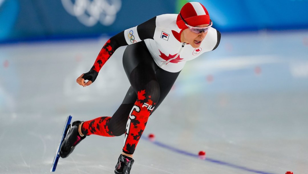 Carolina Hiller-Donnelly en action en patinage de vitesse sur longue piste.