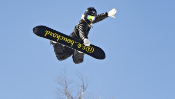 Eli Bouchard effectue une figure dans les airs.