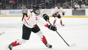 Sophie Jaques lance au filet.