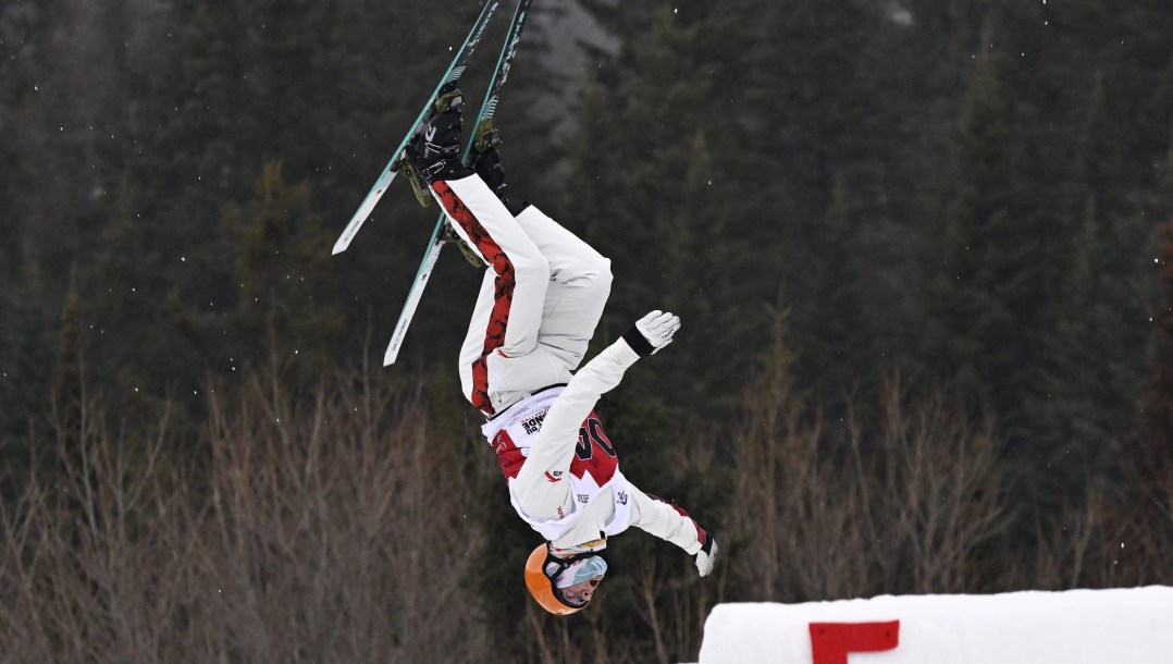 Alexandre Duchaine en plein saut.