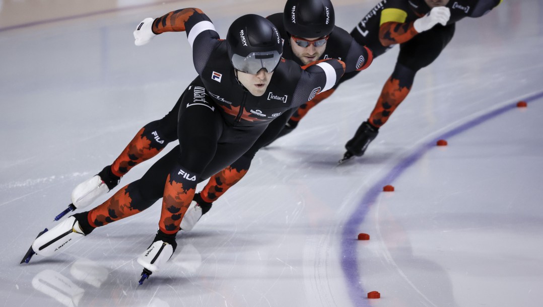 Anders Johnson en action avec ses coéquipiers.