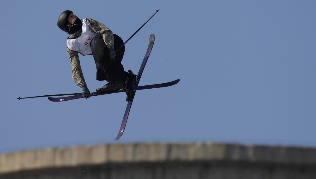 Dylan Deschamps dans les airs en plein saut.