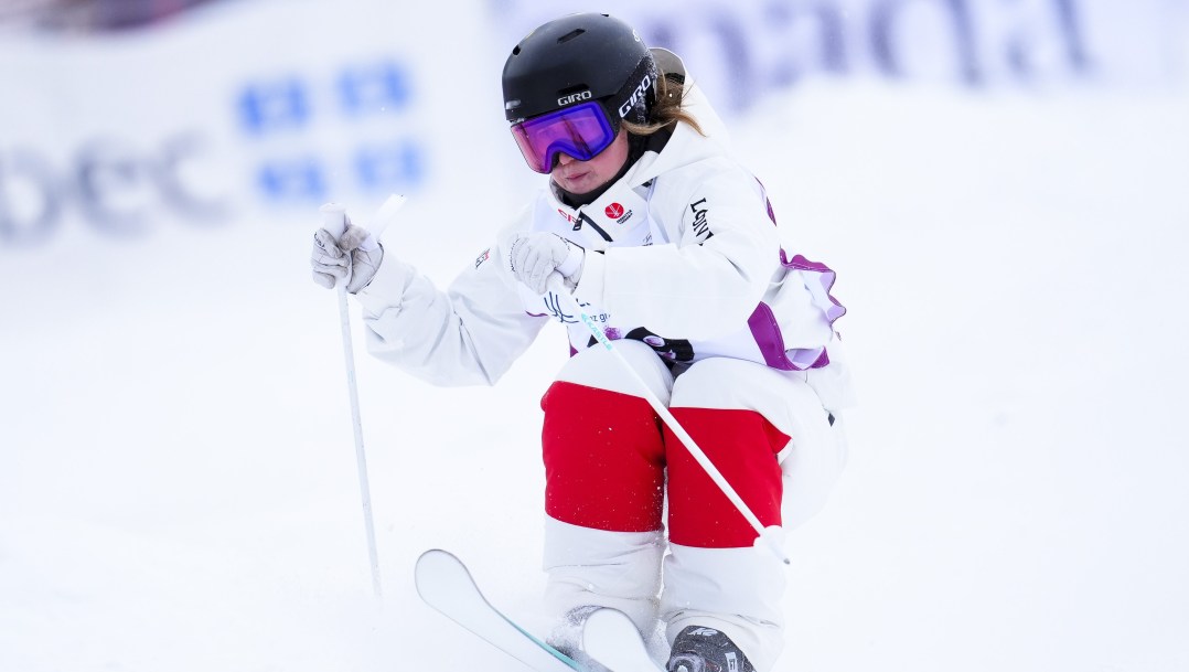 Jessica Linton skie dans les bosses.