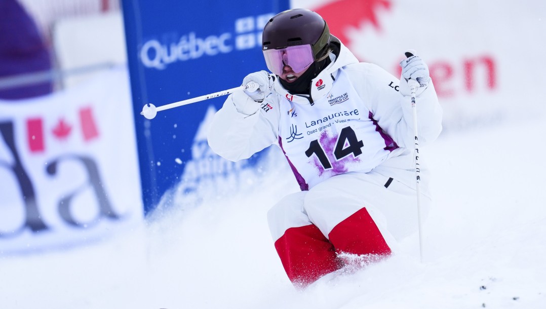Laurianne Desmarais-Gilbert skie dans les bosses.