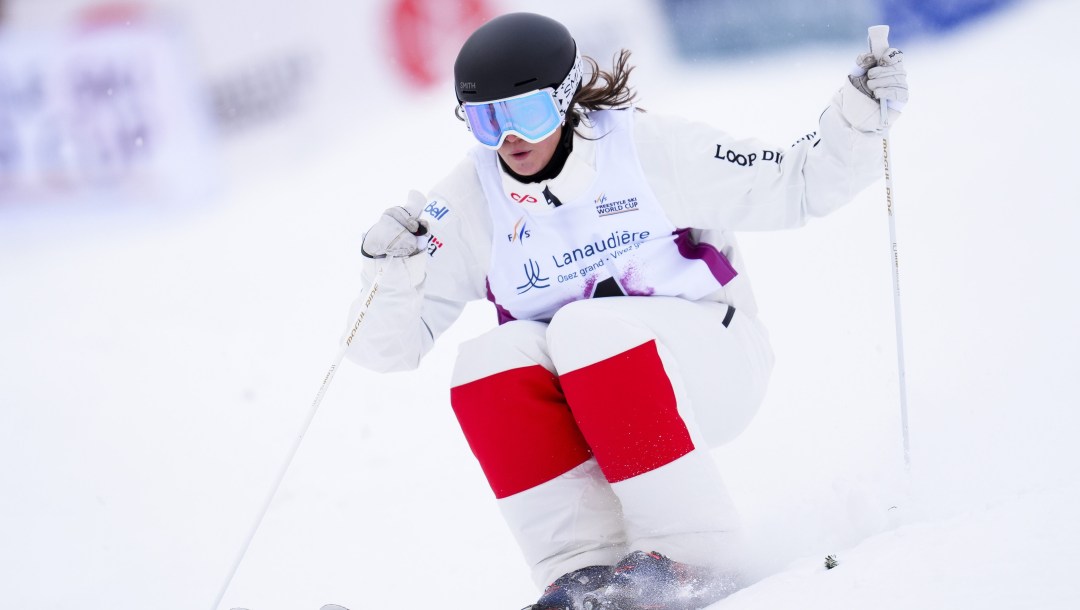 Maia Schwinghammer skie dans les bosses.