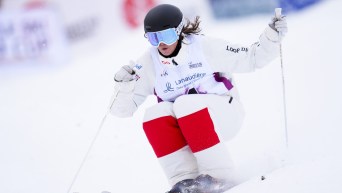 Maia Schwinghammer skie dans les bosses.