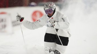 Elliot Vaillancourt skie dans les bosses.