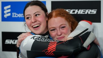 Kailey Allan enlace sa coéquipière.